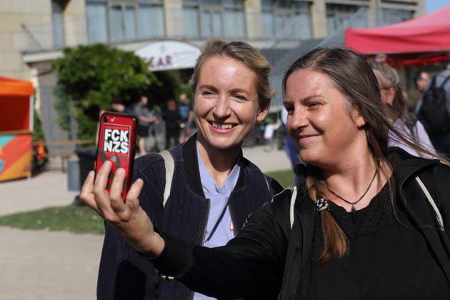 Ines Schwerdtner (Parteivorsitzende) und eine Besucherin machen ein Selfie beim Die Linke Sommerfest im Lustgarten in Potsdam, 22. August 2026. Sommerfest Die Linke Potsdam *** Ines Schwerdtner, party chairwoman, and a visitor take a selfie at The Left’s summer festival in the Lustgarten in Potsdam, August 22, 2026. The Left’s Summer Festival in Potsdam