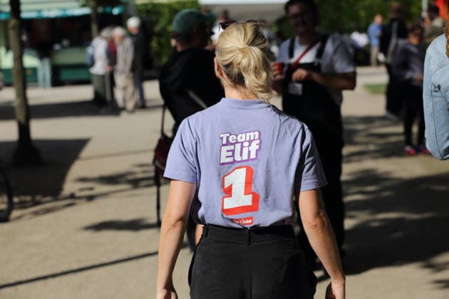 Ines Schwerdtner (Parteivorsitzende) mit T-Shirt Team Elif beim Die Linke Sommerfest im Lustgarten in Potsdam, 22. August 2026. Sommerfest Die Linke Potsdam *** Ines Schwerdtner, party chairwoman, wearing a Team Elif T-shirt at Die Linke s summer festival in the Lustgarten in Potsdam, August 22, 2026. Die Linke Potsdam Summer Festival