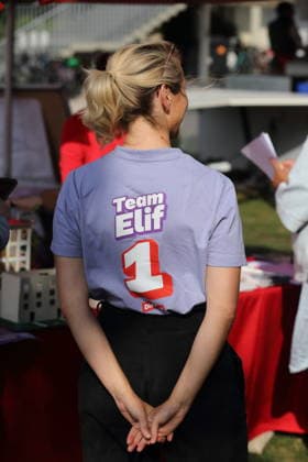 News Bilder des Tages #2 Ines Schwerdtner (Parteivorsitzende) mit T-Shirt Team Elif an einem Infostand beim Die Linke Sommerfest im Lustgarten in Potsdam, 22. August 2026. Sommerfest Die Linke Potsdam *** Ines Schwerdtner, party chairwoman, wearing a Team Elif T-shirt at an information booth during Die Linke s summer festival at the Lustgarten in Potsdam, August 22, 2026. Die Linke Potsdam Summer Festival