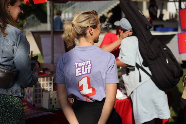 Ines Schwerdtner (Parteivorsitzende) mit T-Shirt Team Elif an einem Infostand beim Die Linke Sommerfest im Lustgarten in Potsdam, 22. August 2026. Sommerfest Die Linke Potsdam *** Ines Schwerdtner, party chairwoman, wearing a Team Elif T-shirt at an information booth during Die Linke s summer festival at the Lustgarten in Potsdam, August 22, 2026. Die Linke Potsdam Summer Festival