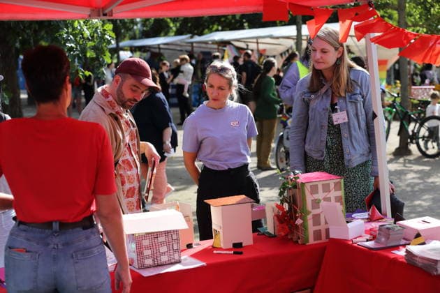 Ines Schwerdtner (Parteivorsitzende) und Isabelle Vandre (MdB), v.l., an einem Infostand beim Die Linke Sommerfest im Lustgarten in Potsdam, 22. August 2026. Sommerfest Die Linke Potsdam *** Ines Schwerdtner, party chair, and Isabelle Vandre, Member of the Bundestag, from left, at an information booth at Die Linke’s summer festival in the Lustgarten in Potsdam, August 22, 2026. Die Linke Potsdam Summer Festival