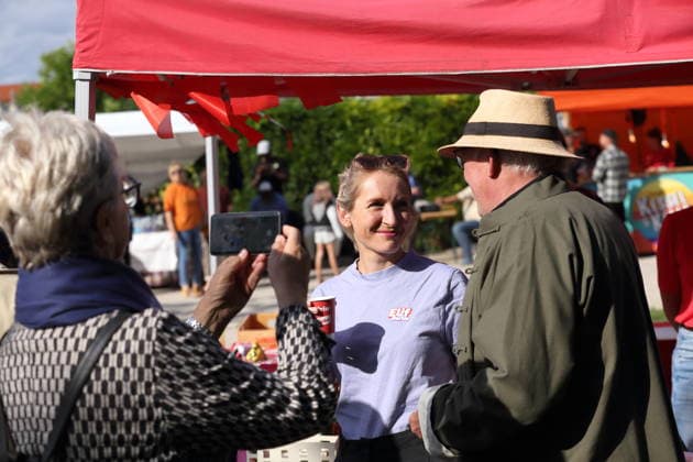 Ines Schwerdtner (Parteivorsitzende) spricht mit einem Besucher beim Die Linke Sommerfest im Lustgarten in Potsdam, 22. August 2026. Sommerfest Die Linke Potsdam *** Ines Schwerdtner, party chair, speaks with a visitor at Die Linke s summer festival at the Lustgarten in Potsdam, August 22, 2026. Die Linke Potsdam Summer Festival