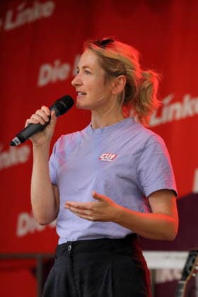 Ines Schwerdtner (Parteivorsitzende) spricht beim Die Linke Sommerfest im Lustgarten in Potsdam, 22. August 2026. Sommerfest Die Linke Potsdam *** Ines Schwerdtner, party chairwoman, speaks at The Left’s summer festival at the Lustgarten in Potsdam, August 22, 2026. The Left’s Summer Festival in Potsdam