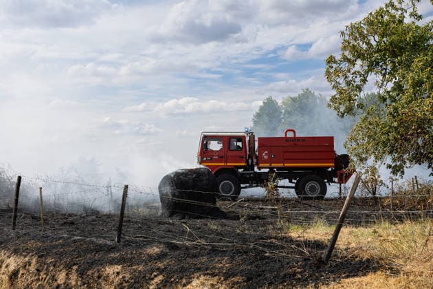 Firefighters Tackle Blaze Near Farm In Epeigne-les-Bois Firefighters tackle a blaze near a farm in Epeigne-les-Bois, Indre-et-Loire, France on August 22, 2026, amid heightened wildfire risks in Touraine following extreme heat, though the incident remains localized compared to larger fires in Gironde. Photo by Pascal Avenet ABACAPRESS.COM Epeigné-les-Bois Indre-et-Loire (37) France  Copyright: xAvenetxPascal ABACAx