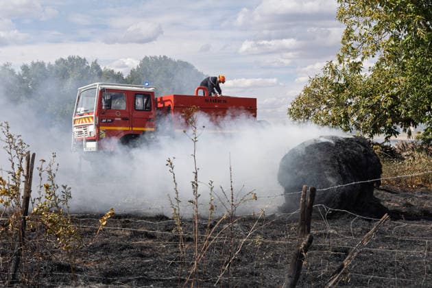 Firefighters Tackle Blaze Near Farm In Epeigne-les-Bois Firefighters tackle a blaze near a farm in Epeigne-les-Bois, Indre-et-Loire, France on August 22, 2026, amid heightened wildfire risks in Touraine following extreme heat, though the incident remains localized compared to larger fires in Gironde. Photo by Pascal Avenet ABACAPRESS.COM Epeigné-les-Bois Indre-et-Loire (37) France  Copyright: xAvenetxPascal ABACAx