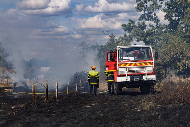 Firefighters Tackle Blaze Near Farm In Epeigne-les-Bois Firefighters tackle a blaze near a farm in Epeigne-les-Bois, Indre-et-Loire, France on August 22, 2026, amid heightened wildfire risks in Touraine following extreme heat, though the incident remains localized compared to larger fires in Gironde. Photo by Pascal Avenet ABACAPRESS.COM Epeigné-les-Bois Indre-et-Loire (37) France  Copyright: xAvenetxPascal ABACAx