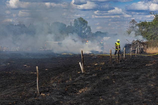 Firefighters Tackle Blaze Near Farm In Epeigne-les-Bois Firefighters tackle a blaze near a farm in Epeigne-les-Bois, Indre-et-Loire, France on August 22, 2026, amid heightened wildfire risks in Touraine following extreme heat, though the incident remains localized compared to larger fires in Gironde. Photo by Pascal Avenet ABACAPRESS.COM Epeigné-les-Bois Indre-et-Loire (37) France  Copyright: xAvenetxPascal ABACAx