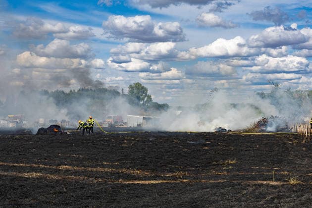 Firefighters Tackle Blaze Near Farm In Epeigne-les-Bois Firefighters tackle a blaze near a farm in Epeigne-les-Bois, Indre-et-Loire, France on August 22, 2026, amid heightened wildfire risks in Touraine following extreme heat, though the incident remains localized compared to larger fires in Gironde. Photo by Pascal Avenet ABACAPRESS.COM Epeigné-les-Bois Indre-et-Loire (37) France  Copyright: xAvenetxPascal ABACAx