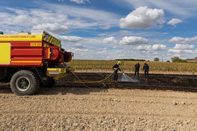 Firefighters Tackle Blaze Near Farm In Epeigne-les-Bois Firefighters tackle a blaze near a farm in Epeigne-les-Bois, Indre-et-Loire, France on August 22, 2026, amid heightened wildfire risks in Touraine following extreme heat, though the incident remains localized compared to larger fires in Gironde. Photo by Pascal Avenet ABACAPRESS.COM Epeigné-les-Bois Indre-et-Loire (37) France  Copyright: xAvenetxPascal ABACAx