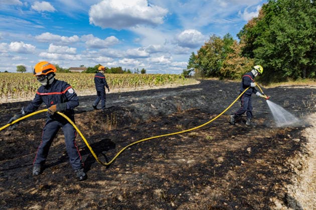 Firefighters Tackle Blaze Near Farm In Epeigne-les-Bois Firefighters tackle a blaze near a farm in Epeigne-les-Bois, Indre-et-Loire, France on August 22, 2026, amid heightened wildfire risks in Touraine following extreme heat, though the incident remains localized compared to larger fires in Gironde. Photo by Pascal Avenet ABACAPRESS.COM Epeigné-les-Bois Indre-et-Loire (37) France  Copyright: xAvenetxPascal ABACAx