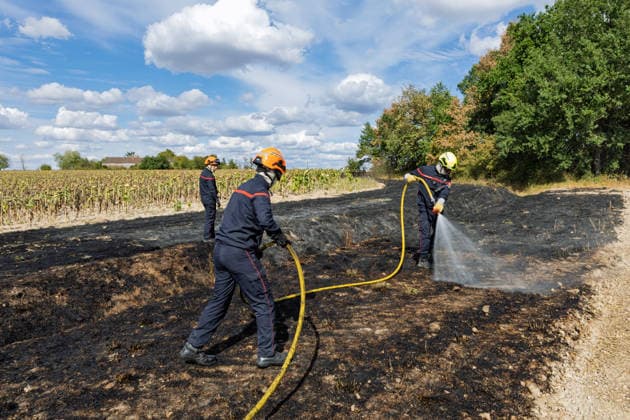 Firefighters Tackle Blaze Near Farm In Epeigne-les-Bois Firefighters tackle a blaze near a farm in Epeigne-les-Bois, Indre-et-Loire, France on August 22, 2026, amid heightened wildfire risks in Touraine following extreme heat, though the incident remains localized compared to larger fires in Gironde. Photo by Pascal Avenet ABACAPRESS.COM Epeigné-les-Bois Indre-et-Loire (37) France  Copyright: xAvenetxPascal ABACAx