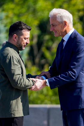 Statsminister i Kyiv Kyiv, Ukraina 20260823. Statsminister Jonas Gahr Store hilser pa Ukrainas president Volodymyr Zelenskyj under en markering av Ukrainas nasjonale flaggdag. Statsministeren er i Kyiv for a delta pa et toppmote med Ukraina og de nordisk-baltiske landene, markere Ukrainas nasjonale flaggdag og moter med ukrainske myndigheter. Foto: Javad Parsa NTB Kyiv Ukraina 7ATxMY-CfgQ EDITORIAL USE ONLY Ref:_BNC_POL7ATxMY-CfgQ.jpg *** Prime Minister in Kyiv, Ukraine 20260823 Prime Minister Jonas Gahr Store greets Ukrainian President Volodymyr Zelenskyy during a celebration of Ukraine’s National Flag Day. The Prime Minister is in Kyiv to participate in a summit with Ukraine and the Nordic-Baltic countries, to celebrate Ukraine’s  Copyright: xJavadxParsax xNTBx