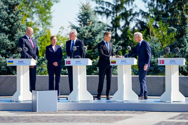 Statsminister i Kyiv Kyiv, Ukraina 20260823. Statsminister Jonas Gahr Store deltar pa markering av Ukrainas nasjonale flaggdag. Statsministeren er i Kyiv for a delta pa et toppmote med Ukraina og de nordisk-baltiske landene, markere Ukrainas nasjonale flaggdag og moter med ukrainske myndigheter. Foto: Javad Parsa NTB Kyiv Ukraina I0-zU6Ecwr8 EDITORIAL USE ONLY Ref:_BNC_POLI0-zU6Ecwr8.jpg *** Prime Minister in Kyiv, Ukraine, August 23, 2026 Prime Minister Jonas Gahr Store participates in the celebration of Ukraine’s National Flag Day. The Prime Minister is in Kyiv to participate in a summit with Ukraine and the Nordic-Baltic countries, to mark Ukraine’s National Flag Day, and to meet with Ukrainian authorities. Photo: Javad Parsa, N  Copyright: xJavadxParsax xNTBx