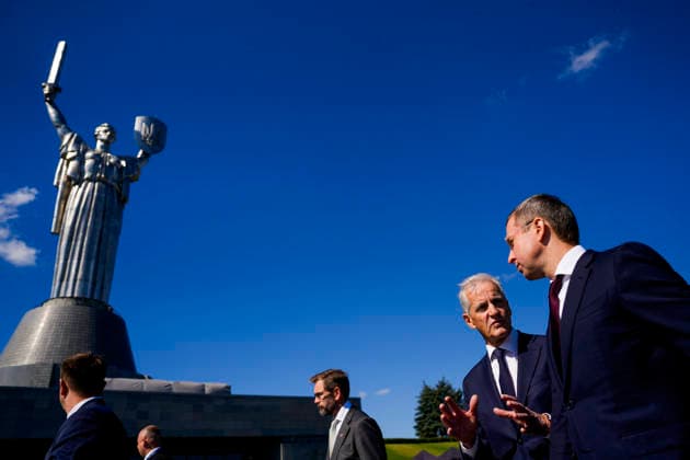 Statsminister i Kyiv Kyiv, Ukraina 20260823. Statsminister Jonas Gahr Store deltar pa markering av Ukrainas nasjonale flaggdag. Statsministeren er i Kyiv for a delta pa et toppmote med Ukraina og de nordisk-baltiske landene, markere Ukrainas nasjonale flaggdag og moter med ukrainske myndigheter. Foto: Javad Parsa NTB Kyiv Ukraina QICgG50iIug EDITORIAL USE ONLY Ref:_BNC_POLQICgG50iIug.jpg *** Prime Minister in Kyiv, Ukraine, August 23, 2026. Prime Minister Jonas Gahr Store participates in the celebration of Ukraine’s National Flag Day. The Prime Minister is in Kyiv to participate in a summit with Ukraine and the Nordic-Baltic countries, to mark Ukraine’s National Flag Day, and to meet with Ukrainian authorities. Photo: Javad Parsa,  Copyright: xJavadxParsax xNTBx