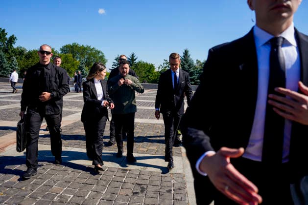 Statsminister i Kyiv Kyiv, Ukraina 20260823. Ukrainas president Volodymyr Zelenskyj deltar pa markering av Ukrainas nasjonale flaggdag sammen med representanter fra de nordisk-baltiske landene og Norges statsminister Jonas Gahr Store. Statsministeren er i Kyiv for a delta pa et toppmote med Ukraina og de nordisk-baltiske landene, markere Ukrainas nasjonale flaggdag og moter med ukrainske myndigheter. Foto: Javad Parsa NTB Kyiv Ukraina 3CXwXbN_u7M EDITORIAL USE ONLY Ref:_BNC_POL3CXwXbN_u7M.jpg *** Prime Minister in Kyiv, Ukraine 20260823 Ukrainian President Volodymyr Zelenskyy participates in the celebration of Ukraine’s National Flag Day alongside representatives from the Nordic-Baltic countries and Norwegian Prime Minister Jonas G  Copyright: xJavadxParsax xNTBx