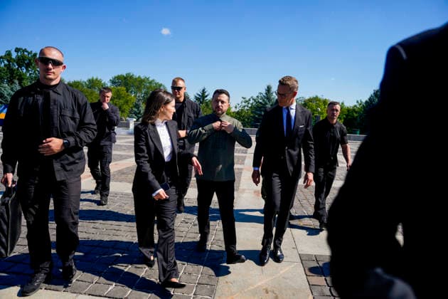 Statsminister i Kyiv Kyiv, Ukraina 20260823. Ukrainas president Volodymyr Zelenskyj deltar pa markering av Ukrainas nasjonale flaggdag sammen med representanter fra de nordisk-baltiske landene og Norges statsminister Jonas Gahr Store. Statsministeren er i Kyiv for a delta pa et toppmote med Ukraina og de nordisk-baltiske landene, markere Ukrainas nasjonale flaggdag og moter med ukrainske myndigheter. Foto: Javad Parsa NTB Kyiv Ukraina NAoSBoHHGp4 EDITORIAL USE ONLY Ref:_BNC_POLNAoSBoHHGp4.jpg *** Prime Minister in Kyiv, Ukraine 20260823 Ukrainian President Volodymyr Zelenskyy participates in the celebration of Ukraine’s National Flag Day alongside representatives from the Nordic-Baltic countries and Norwegian Prime Minister Jonas G  Copyright: xJavadxParsax xNTBx