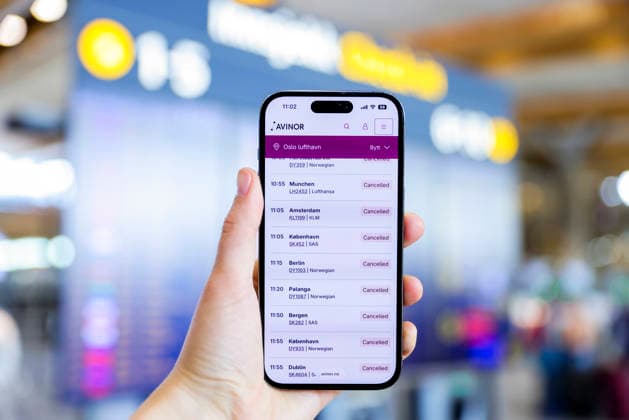 Flygelederforeningen gar ut i streik Gardermoen 20260823. Flygelederstreiken forer til omfattende kanselleringer og forsinkelser pa norske flyplasser. En mobiltelefon viser Avinor sin hjemmeside med informasjon om flyavganger. Pa Oslo lufthavn Gardermoen er flere planlagte flyvninger sondag morgen kansellert, og flyplassen er stengt fra 06.30 til 11.30. Foto: Amanda Pedersen Giske NTB Gardermoen Norge 94tyNsnAVz4 EDITORIAL USE ONLY Ref:_BNC94tyNsnAVz4.jpg *** Air Traffic Controllers Association Goes on Strike at Gardermoen, August 23, 2026. The air traffic controllers strike is causing widespread cancellations and delays at Norwegian airports. A cell phone displays Avinor s website with information about flight departures at Oslo  Copyright: xAmandaxPedersenxGiskexx xNTBx