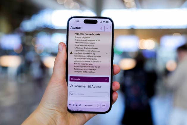 Flygelederforeningen gar ut i streik Gardermoen 20260823. Flygelederstreiken forer til omfattende kanselleringer og forsinkelser pa norske flyplasser. En mobiltelefon viser Avinor sin hjemmeside med informasjon om flyavganger. Pa Oslo lufthavn Gardermoen er flere planlagte flyvninger sondag morgen kansellert, og flyplassen er stengt fra 06.30 til 11.30. Foto: Amanda Pedersen Giske NTB Gardermoen Norge yUJbfmfdXjw EDITORIAL USE ONLY Ref:_BNCyUJbfmfdXjw.jpg *** Air Traffic Controllers Association Goes on Strike at Gardermoen, August 23, 2026. The air traffic controllers strike is causing widespread cancellations and delays at Norwegian airports. A cell phone displays Avinor s website with information about flight departures. At Osl  Copyright: xAmandaxPedersenxGiskexx xNTBx