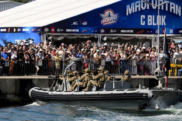 TEKNOFEST Blue Homeland KOCAELI, TURKIYE - AUGUST 23: Underwater Assault (SAT) and Underwater Defense (SAS) commandos affiliated with the Naval Forces Command execute demonstrations during the TEKNOFEST Blue Homeland festival in Kocaeli, Turkiye, on August 23, 2026. Organized under the main leadership of the Turkish Ministry of National Defense and the Turkish Technology Team Foundation (T3 Foundation), with Anadolu as the Global Communication Partner, the specialized event featured coordinated flybys by crewed military helicopters alongside Turkish-made Bayraktar TB2, Bayraktar TB3, and Bayraktar AKINCI unmanned aerial vehicles, highlighting the nation s naval aviation and defense capabilities. Arife Karakum Anadolu Istanbul Turkey. Edit  Copyright: x2026xAnadoluxArifexKarakumx