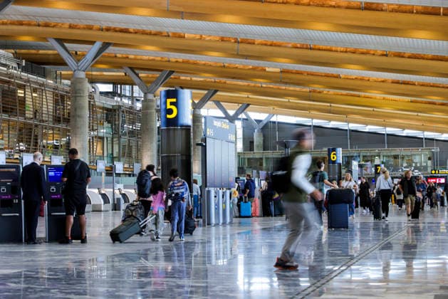 Flygelederforeningen gar ut i streik Gardermoen 20260823. Avgangshallen Oslo lufthavn Gardermoen. Flygelederstreiken forer til omfattende kanselleringer og forsinkelser pa norske flyplasser. Pa Oslo lufthavn Gardermoen er flere planlagte flyvninger sondag morgen kansellert, og flyplassen er stengt fra 06.30 til 11.30. Foto: Amanda Pedersen Giske NTB Gardermoen Norge WNnqe9gvHJc EDITORIAL USE ONLY Ref:_BNCWNnqe9gvHJc.jpg *** Air Traffic Controllers Union Goes on Strike at Gardermoen, August 23, 2026 Departure Hall, Oslo Airport Gardermoen The air traffic controllers strike is causing widespread cancellations and delays at Norwegian airports. At Oslo Airport Gardermoen, several scheduled flights on Sunday morning, and the airport  Copyright: xAmandaxPedersenxGiskexx xNTBx