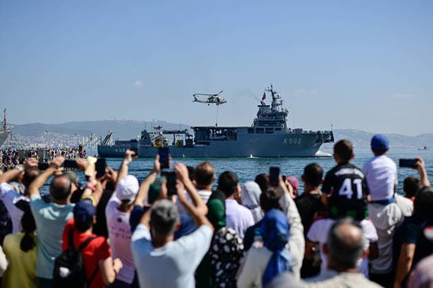 TEKNOFEST Blue Homeland KOCAELI, TURKIYE - AUGUST 23: Visitors watch a Turkish naval helicopter conduct a demonstration over the TCG Alemdar (A-582) submarine rescue mother ship during TEKNOFEST Blue Homeland at the Golcuk Naval Shipyard Command in Kocaeli, Turkiye, on August 23, 2026. The event is organized under the leadership of the Turkish Ministry of National Defense and the Turkish Technology Team Foundation (T3 Foundation), with Anadolu serving as its Global Communication Partner. Cem Tekkesinoglu Anadolu Kocaeli Turkey. Editorial use only. Please get in touch for any other usage.  Copyright: x2026xAnadoluxCemxTekkesinoglux