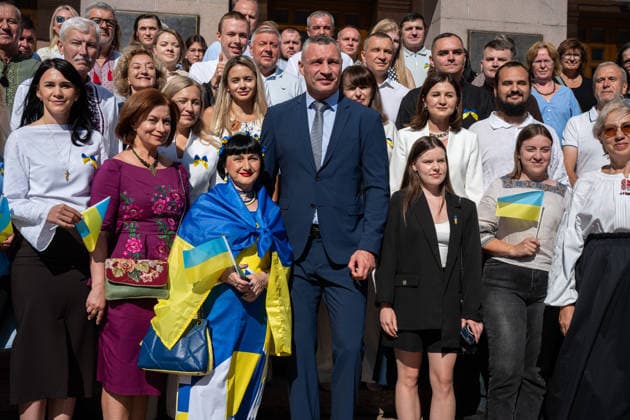 Ukraine marks National Flag Day in Kyiv KYIV, UKRAINE - AUGUST 23: Mayor of Kyiv Vitalii Klitschko (C) poses for photos after the ceremony to raise the National Flag of Ukraine on Ukraine s National Flag Day in Kyiv, Ukraine, on August 23, 2026. Ukraine s National Flag Day was established as a national holiday on August 23, 2024, one day before Ukraine s Independence Day. Danylo Antoniuk Anadolu Kyiv Ukraine. Editorial use only. Please get in touch for any other usage.  Copyright: x2026xAnadoluxDanyloxAntoniukx