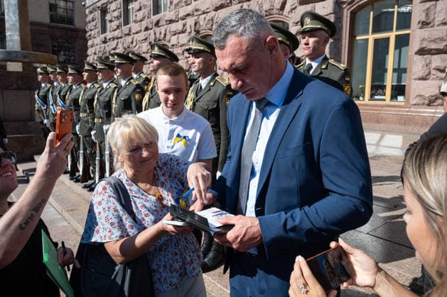 Ukraine marks National Flag Day in Kyiv KYIV, UKRAINE - AUGUST 23: Mayor of Kyiv Vitalii Klitschko is giving autographs to Kyiv residents after the ceremony to raise the National Flag of Ukraine on Ukraine s National Flag Day in Kyiv, Ukraine, on August 23, 2026. Ukraine s National Flag Day was established as a national holiday on August 23, 2024, one day before Ukraine s Independence Day. Danylo Antoniuk Anadolu Kyiv Ukraine. Editorial use only. Please get in touch for any other usage.  Copyright: x2026xAnadoluxDanyloxAntoniukx