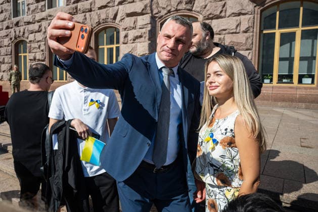 Ukraine marks National Flag Day in Kyiv KYIV, UKRAINE - AUGUST 23: Mayor of Kyiv Vitalii Klitschko takes selfies with a Kyiv resident after the ceremony to raise the National Flag of Ukraine on Ukraine s National Flag Day in Kyiv, Ukraine, on August 23, 2026. Ukraine s National Flag Day was established as a national holiday on August 23, 2024, one day before Ukraine s Independence Day. Danylo Antoniuk Anadolu Kyiv Ukraine. Editorial use only. Please get in touch for any other usage.  Copyright: x2026xAnadoluxDanyloxAntoniukx