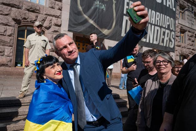 Ukraine marks National Flag Day in Kyiv KYIV, UKRAINE - AUGUST 23: Mayor of Kyiv Vitalii Klitschko takes selfies with a Kyiv resident after the ceremony to raise the National Flag of Ukraine on Ukraine s National Flag Day in Kyiv, Ukraine, on August 23, 2026. Ukraine s National Flag Day was established as a national holiday on August 23, 2024, one day before Ukraine s Independence Day. Danylo Antoniuk Anadolu Kyiv Ukraine. Editorial use only. Please get in touch for any other usage.  Copyright: x2026xAnadoluxDanyloxAntoniukx