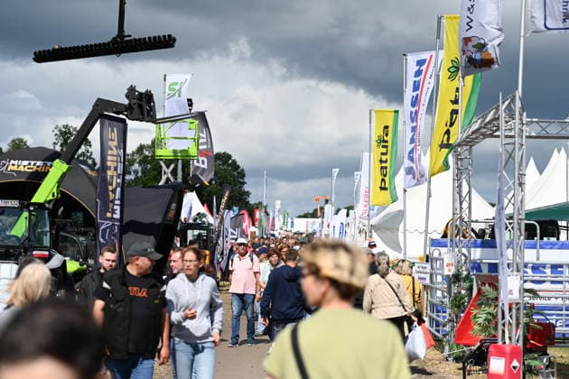 LandTageNord 2026 Die LandtageNord in Oldenburg gelten als größte Landwirtschaftsmesse Norddeutschlands und sind derzeit der zentrale Treffpunkt der Agrarbranche. Bereits an den ersten Öffnungstagen strömten zahlreiche Besucher auf das Messegelände. Landwirte, Aussteller, Fachpublikum und Interessierte informieren sich über moderne Landtechnik, aktuelle Entwicklungen und Trends rund um Landwirtschaft und Agrarwirtschaft. Auch heute und morgen öffnet die Messe noch ihre Tore und macht Oldenburg zum Dreh- und Angelpunkt der norddeutschen Landwirtschaft. Oldenburg Niedersachsen Deutschland *** LandTageNord 2026 The LandtageNord in Oldenburg is considered the largest agricultural trade show in northern Germany and is currently the centr Copyright: xdiebildwerftx
