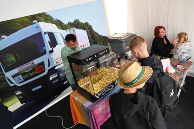 LandTageNord 2026 Die LandtageNord in Oldenburg gelten als größte Landwirtschaftsmesse Norddeutschlands und sind derzeit der zentrale Treffpunkt der Agrarbranche. Bereits an den ersten Öffnungstagen strömten zahlreiche Besucher auf das Messegelände. Landwirte, Aussteller, Fachpublikum und Interessierte informieren sich über moderne Landtechnik, aktuelle Entwicklungen und Trends rund um Landwirtschaft und Agrarwirtschaft. Auch heute und morgen öffnet die Messe noch ihre Tore und macht Oldenburg zum Dreh- und Angelpunkt der norddeutschen Landwirtschaft. Oldenburg Niedersachsen Deutschland *** LandTageNord 2026 The LandtageNord in Oldenburg is considered the largest agricultural trade show in northern Germany and is currently the centr Copyright: xdiebildwerftx