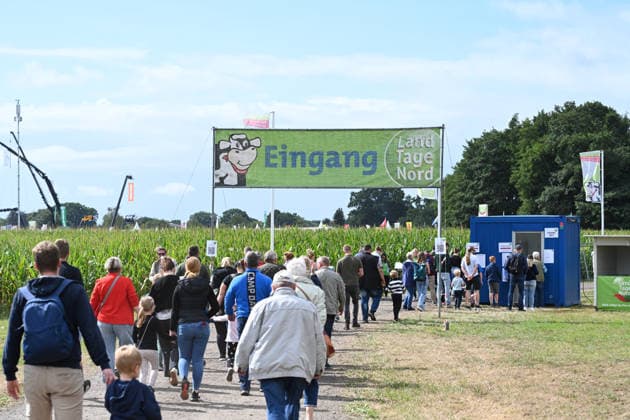 LandTageNord 2026 Die LandtageNord in Oldenburg gelten als größte Landwirtschaftsmesse Norddeutschlands und sind derzeit der zentrale Treffpunkt der Agrarbranche. Bereits an den ersten Öffnungstagen strömten zahlreiche Besucher auf das Messegelände. Landwirte, Aussteller, Fachpublikum und Interessierte informieren sich über moderne Landtechnik, aktuelle Entwicklungen und Trends rund um Landwirtschaft und Agrarwirtschaft. Auch heute und morgen öffnet die Messe noch ihre Tore und macht Oldenburg zum Dreh- und Angelpunkt der norddeutschen Landwirtschaft. Oldenburg Niedersachsen Deutschland *** LandTageNord 2026 The LandtageNord in Oldenburg is considered the largest agricultural trade show in northern Germany and is currently the centr Copyright: xdiebildwerftx