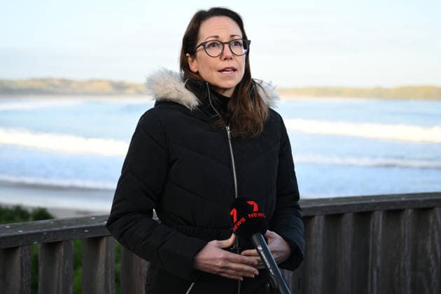 PENGUIN VACCINE PHILLIP ISLAND, Victorian Environment Minister Jaclyn Symes speaks to media ahead of the arrival of Little Penguins at Summerlands in Philip Island, Victoria, Sunday, August 23, 2026. Authorities are administering vaccinations to at risk species of birds. ( NO ARCHIVING PHILLIP ISLAND VICTORIA AUSTRALIA  Copyright: xJOELxCARRETTx 20260823184894086050