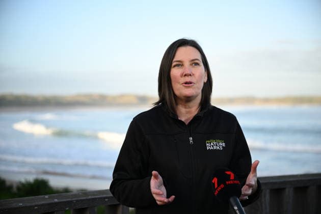 PENGUIN VACCINE PHILLIP ISLAND, Phillip Island Nature Parks chief executive Catherine Basterfield speaks to media ahead of the arrival of Little Penguins at Summerlands in Philip Island, Victoria, Sunday, August 23, 2026. Authorities are administering vaccinations to at risk species of birds. ( NO ARCHIVING PHILLIP ISLAND VICTORIA AUSTRALIA  Copyright: xJOELxCARRETTx 20260823185209724593