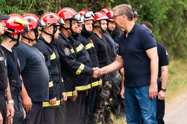 News Bilder des Tages August 23, 2026, Umarak, Vojvodina, Serbia: 2026823, A umarak, Serbia -Serbian President VUCIC ALEKSANDAR visits the Deliblato Sands (Deliblatska Pescara) Special Nature Reserve to inspect the areas devastated by a massive wildfire. The president shook hands with a line of firefighters, expressing gratitude to the emergency personnel for their exhaustive efforts in battling the blaze. Umarak Serbia - ZUMAd223 20260823_zip_d223_005 Copyright: xMarkoxDimicx