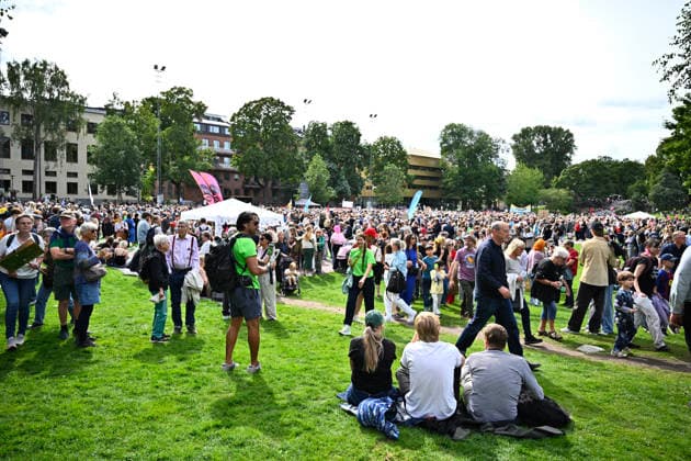 STOCKHOLM, SVERIGE 20260823 Demonstranter samlas i Vasaparken när Naturskyddsföreningen tillsammans med Rebellmammorna, Rebellpapporna och Researchers Desk anordnad en stor klimatdemonstration i Stockholm under söndagen. STOCKHOLM SVERIGE x10430x *** STOCKHOLM, SWEDEN 20260823 Protesters are gathering in Vasaparken as the Swedish Society for Nature Conservation, together with the Rebel Moms, Rebellpapporna, and Researchers Desk organized a large climate demonstration in Stockholm on Sunday. STOCKHOLM, SWEDEN x10430x  Copyright: xChristinexOlsson TTx KLIMATDEMONSTRATION STOCKHOLM h4EKecbIXEY