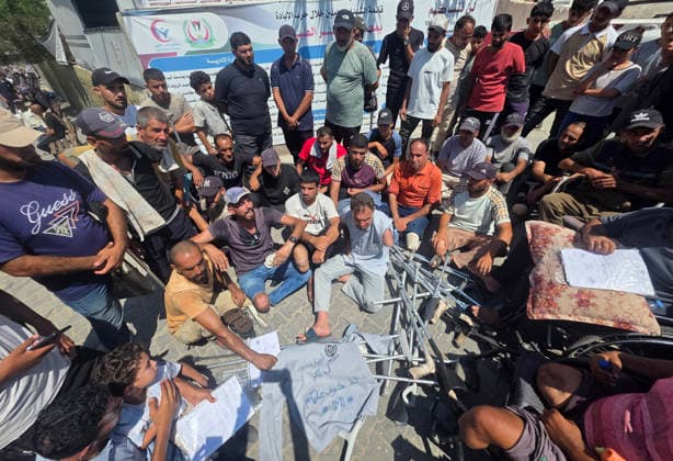 Palestinian Patients Protest for Medical Travel in Khan Younis Palestinian patients and wounded people holding medical referrals take part in a protest at Nasser Medical Complex in Khan Younis, in the southern Gaza Strip, on August 23, 2026, demanding faster procedures to travel abroad for treatment. Participants cite delays in obtaining required approvals and concerns over deteriorating health conditions as they seek specialized medical care outside the Gaza Strip. Photo by Tariq Mohammad APA Images Khan Yunis Gaza Strip Palestinian Territory 230826_Khan_Yunis_TM_02(16) Copyright: xapaimagesxTariqxMohammad xapaimagesx