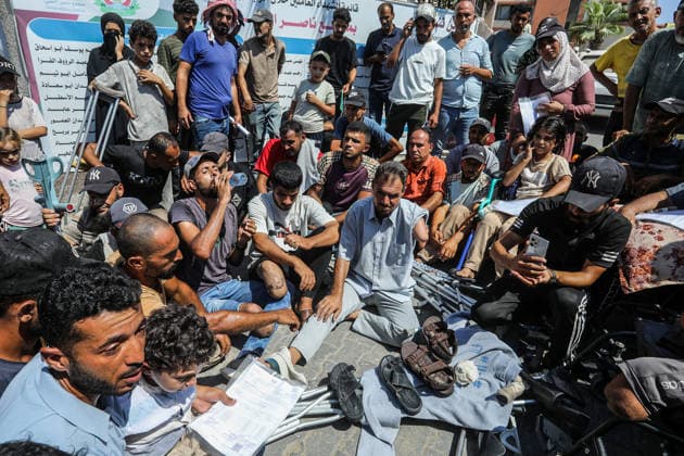 News Bilder des Tages Patients and injured Palestinians in Gaza protest for medical treatment abroad KHAN YUNIS, GAZA, PALESTINE - AUGUST 23: Palestinian patients and injured people gather outside Nasser Hospital to protest and demand permission to leave the Gaza Strip for medical treatment abroad in Khan Yunis, southern Gaza, Palestine, on August 23, 2026. Demonstrators say the health conditions of patients who have been waiting for a long time are deteriorating due to Israel allowing only limited passage through border crossings, and call for permission to leave Gaza for medical treatment. Abed Rahim Khatib Anadolu Khan Yunis Gaza. Editorial use only. Please get in touch for any other usage.  Copyright: x2026xAnadoluxAbedxRahimxKhatibx