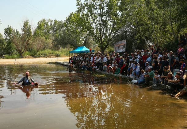 Shepherds and adorned sheep compete in Turkiye s 853-year-old river crossing contest DENIZLI, TURKIYE - AUGUST 23: Shepherds guide their sheep to cross the Buyuk Menderes River during the 853-year-old traditional Sheep Crossing Water Contest in the Cal district of Denizli, Turkiye on August 23, 2026. This year s historic event saw 47 shepherds with 63 flocks participating from surrounding districts. Waiting their turn since sunrise, the shepherds led their painted and decorated leader sheep ( elci ) to guide the rest of the flock across the river. Mahmut Serdar Alakus Anadolu Denizli Turkey. Editorial use only. Please get in touch for any other usage.  Copyright: x2026xAnadoluxMahmutxSerdarxAlakusx