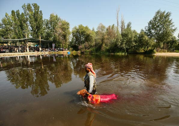 Shepherds and adorned sheep compete in Turkiye s 853-year-old river crossing contest DENIZLI, TURKIYE - AUGUST 23: Shepherds guide their sheep to cross the Buyuk Menderes River during the 853-year-old traditional Sheep Crossing Water Contest in the Cal district of Denizli, Turkiye on August 23, 2026. This year s historic event saw 47 shepherds with 63 flocks participating from surrounding districts. Waiting their turn since sunrise, the shepherds led their painted and decorated leader sheep ( elci ) to guide the rest of the flock across the river. Mahmut Serdar Alakus Anadolu Denizli Turkey. Editorial use only. Please get in touch for any other usage.  Copyright: x2026xAnadoluxMahmutxSerdarxAlakusx