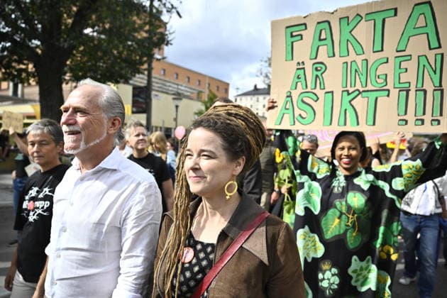 STOCKHOLM, SVERIGE 20260823 Miljöpartiets sprakrör Daniel HelldÃ n och Amanda Lind samt Alice Bah Kuhnke när Naturskyddsföreningen tillsammans med Rebellmammorna, Rebellpapporna och Researchers Desk anordnar en stor klimatdemonstration i Stockholm. STOCKHOLM SVERIGE x10430x *** STOCKHOLM, SWEDEN 20260823 Green Party spokespeople Daniel Helldän and Amanda Lind, along with Alice Bah Kuhnke, when the Swedish Society for Nature Conservation, together with the Rebel Moms, Rebellpapporna, and Researchers Desk, organized a large climate demonstration in Stockholm STOCKHOLM, SWEDEN x10430x  Copyright: xChristinexOlsson TTx KLIMATDEMONSTRATION STOCKHOLM Ohn_oARg_Wk