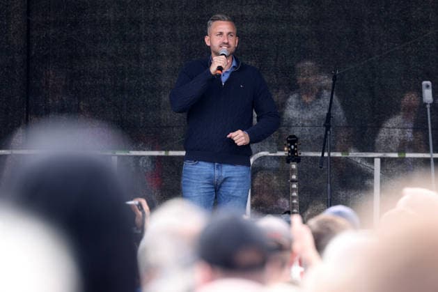 Simson-Ausfahrt mit Ulrich Siegmund. Landtagswahlkampf in Sachsen-Anhalt der AfD mit dem Spitzenkandidat Ulrich Siegmund. Im Bild Ulrich Siegmund (AfD) auf der Buehne (Bühne). Landtagswahlkampf, AfD, Simson-Ausfahrt am 23.08.2026 in Quedlinburg Deutschland. *** Simson Ride with Ulrich Siegmund: AfD State Election Campaign in Saxony-Anhalt with Lead Candidate Ulrich Siegmund. Pictured: Ulrich Siegmund of the AfD on stage during the state election campaign, AfD, Simson Ride on August 23, 2026, in Quedlinburg, Germany