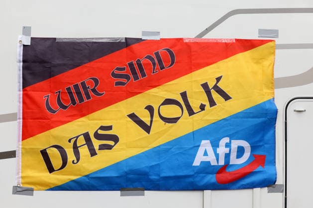 Simson-Ausfahrt mit Ulrich Siegmund. Landtagswahlkampf in Sachsen-Anhalt der AfD mit dem Spitzenkandidat Ulrich Siegmund. Symbolbild, Deutschlandflagge mit AfD Logo und der Aufschrift WIR SIND DAS VOLK. Landtagswahlkampf, AfD, Simson-Ausfahrt am 23.08.2026 in Quedlinburg Deutschland. *** Simson Outing with Ulrich Siegmund: AfD State Election Campaign in Saxony-Anhalt with Lead Candidate Ulrich Siegmund; symbolic image showing the German flag with the AfD logo and the slogan WE ARE THE PEOPLE ; state election campaign, AfD, Simson ride on August 23, 2026, in Quedlinburg, Germany