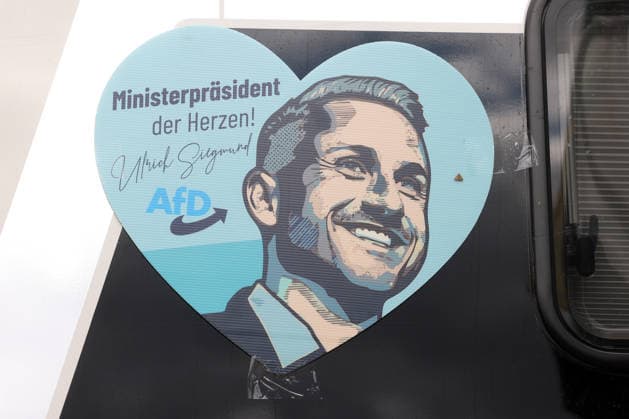 Simson-Ausfahrt mit Ulrich Siegmund. Landtagswahlkampf in Sachsen-Anhalt der AfD mit dem Spitzenkandidat Ulrich Siegmund. Symbolbild, Herz mit Konterfei von Ulrich Siegmund mit Unterschrift. Ministerpraesident (Ministerpräsident) der Herzen. Landtagswahlkampf, AfD, Simson-Ausfahrt am 23.08.2026 in Quedlinburg Deutschland. *** Simson Outing with Ulrich Siegmund: AfD State Election Campaign in Saxony-Anhalt with Lead Candidate Ulrich Siegmund; Symbolic Image: Heart Featuring Ulrich Siegmund’s Portrait with the Caption Minister-President—Minister-President of Hearts ; State Election Campaign, AfD, Simson ride on August 23, 2026, in Quedlinburg, Germany