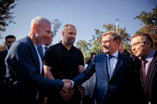 Johann Wadephul (CDU), Bundesaussenminister, nimmt in Charkiw an einer Flaggenzeremonie anlaesslich des Tages der ukrainischen Nationalflagge teil. Hier bei der Begruessung durch den Buergermeister von Charkiw. Charkiw, 23.08.2026. Fotografiert im Auftrag des Auswaertigen Amtes Charkiw Ukraine *** Johann Wadephul (CDU), Federal Minister of Foreign Affairs, participates in a flag ceremony in Kharkiv to mark Ukrainian National Flag Day. Here, he is being welcomed by the mayor of Kharkiv, Kharkiv, August 23, 2026. Photographed on behalf of the Federal Foreign Office in Kharkiv, Ukraine Copyright: xThomasxTrutschel AAx
