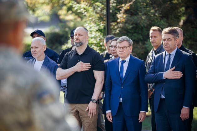 Johann Wadephul (CDU), Bundesaussenminister, nimmt in Charkiw an einer Flaggenzeremonie anlaesslich des Tages der ukrainischen Nationalflagge teil. Charkiw, 23.08.2026. Fotografiert im Auftrag des Auswaertigen Amtes Charkiw Ukraine *** Johann Wadephul (CDU), Federal Minister of Foreign Affairs, participates in a flag ceremony in Kharkiv to mark Ukrainian National Flag Day. Kharkiv, August 23, 2026. Photographed on behalf of the Federal Foreign Office, Kharkiv, Ukraine. Copyright: xThomasxTrutschel AAx