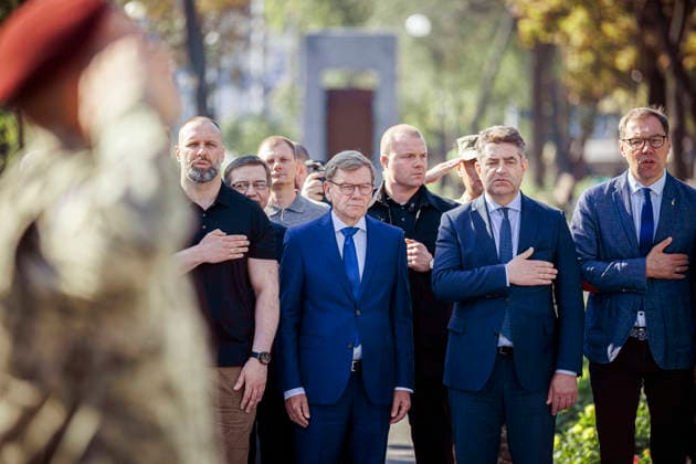 Johann Wadephul (CDU), Bundesaussenminister, nimmt in Charkiw an einer Flaggenzeremonie anlaesslich des Tages der ukrainischen Nationalflagge teil. Charkiw, 23.08.2026. Fotografiert im Auftrag des Auswaertigen Amtes Charkiw Ukraine *** Johann Wadephul (CDU), Federal Minister of Foreign Affairs, participates in a flag-raising ceremony in Kharkiv to mark Ukrainian National Flag Day. Kharkiv, August 23, 2026. Photographed on behalf of the Federal Foreign Office. Kharkiv, Ukraine Copyright: xThomasxTrutschel AAx