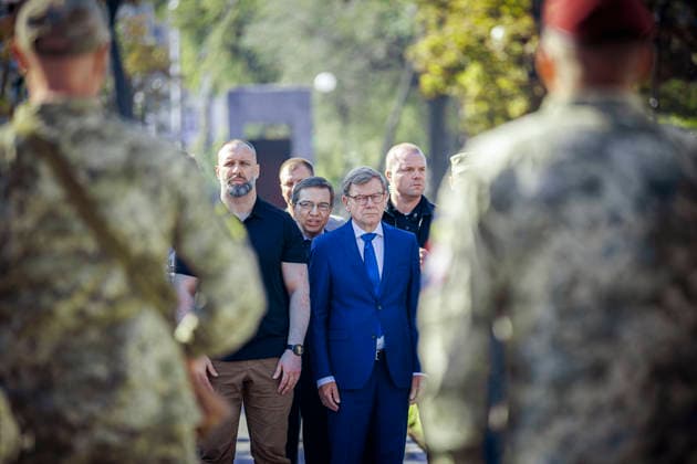 Johann Wadephul (CDU), Bundesaussenminister, nimmt in Charkiw an einer Flaggenzeremonie anlaesslich des Tages der ukrainischen Nationalflagge teil. Charkiw, 23.08.2026. Fotografiert im Auftrag des Auswaertigen Amtes Charkiw Ukraine *** Johann Wadephul (CDU), Federal Minister of Foreign Affairs, participates in a flag-raising ceremony in Kharkiv to mark Ukrainian National Flag Day. Kharkiv, August 23, 2026. Photographed on behalf of the Federal Foreign Office. Kharkiv, Ukraine Copyright: xThomasxTrutschel AAx