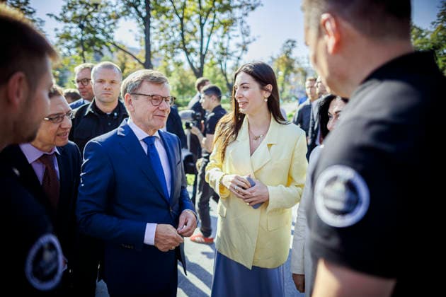 Johann Wadephul (CDU), Bundesaussenminister, nimmt in Charkiw an einer Flaggenzeremonie anlaesslich des Tages der ukrainischen Nationalflagge teil. Charkiw, 23.08.2026. Fotografiert im Auftrag des Auswaertigen Amtes Charkiw Ukraine *** Johann Wadephul (CDU), Federal Minister of Foreign Affairs, participates in a flag-raising ceremony in Kharkiv to mark Ukrainian National Flag Day. Kharkiv, August 23, 2026. Photographed on behalf of the Federal Foreign Office. Kharkiv, Ukraine Copyright: xThomasxTrutschel AAx
