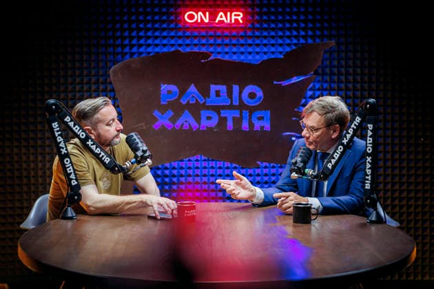 Johann Wadephul (CDU), Bundesaussenminister, besucht das Studio von Radio Chartija und spricht mit dem Autor und Journalisten Serhij Shadan. Charkiw, 23.08.2026. Fotografiert im Auftrag des Auswaertigen Amtes Charkiw Ukraine *** Johann Wadephul (CDU), Federal Foreign Minister, visits the Radio Chartija studio and speaks with author and journalist Serhij Shadan. Kharkiv, August 23, 2026. Photographed on behalf of the Federal Foreign Office. Kharkiv, Ukraine Copyright: xThomasxTrutschel AAx